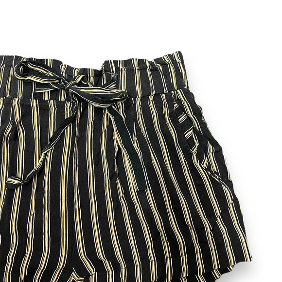 ✨ STRIPED PATTERN SHORTS✨ - Picture 2 of 5